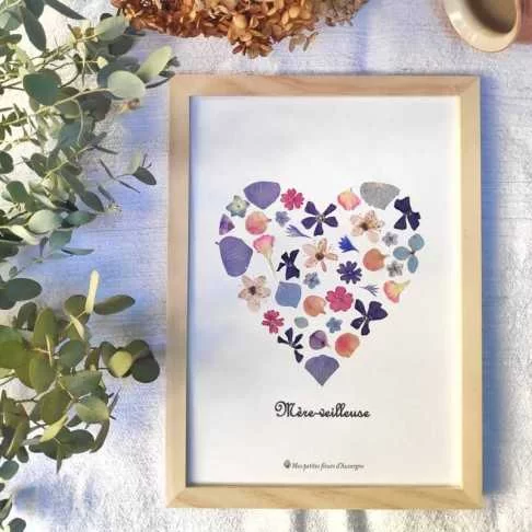 Tableau herbier fête des mères personnalisable motif coeur en fleurs séchées d'Auvergne rose et violet