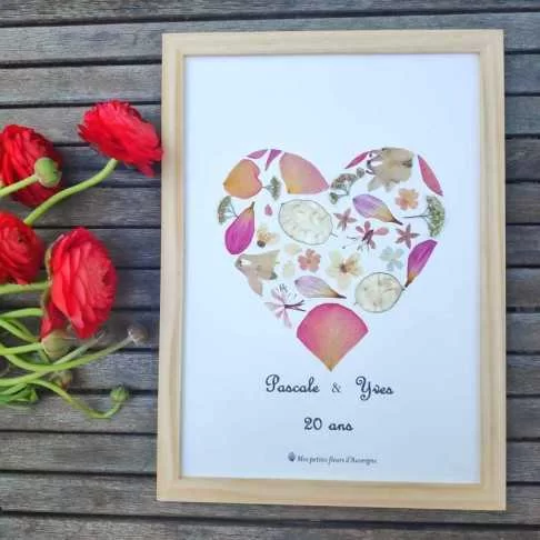 Tableau herbier fête des mères personnalisable motif coeur en fleurs séchées d'Auvergne couleurs pastel