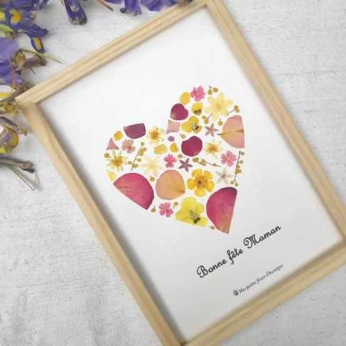 Tableau herbier fête des mères personnalisable motif coeur en fleurs séchées d'Auvergne jaune et rose