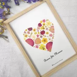 Tableau herbier fête des mères personnalisable motif coeur en fleurs séchées d'Auvergne jaune et rose