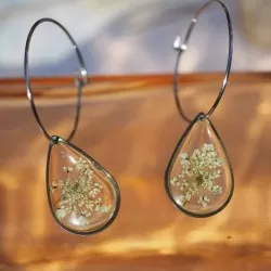 Créoles en acier inoxydable argenté avec inclusion de fleur de carotte sauvage dans de la résine transparente - bijou fleur