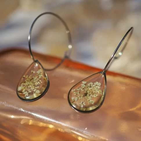 Créoles en acier inoxydable argenté avec inclusion de fleur de carotte sauvage dans de la résine transparente - bijou fleur