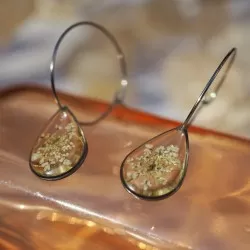 Créoles en acier inoxydable argenté avec inclusion de fleur de carotte sauvage dans de la résine transparente - bijou fleur