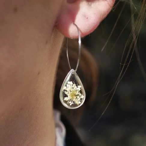 Créoles en acier inoxydable argenté avec inclusion de fleur de carotte sauvage dans de la résine transparente - bijou fleur