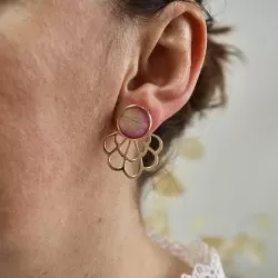 Boucle 2 en 1 en acier inoxydable doré avec inclusion de pétale de rose portées - Bijou fleur