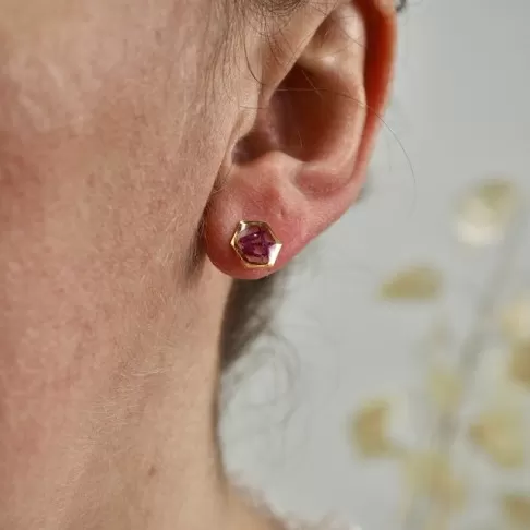 Puces d'oreille hexagones en acier inoxydable doré avec confettis de rose portées - Bijou fleur Clermont