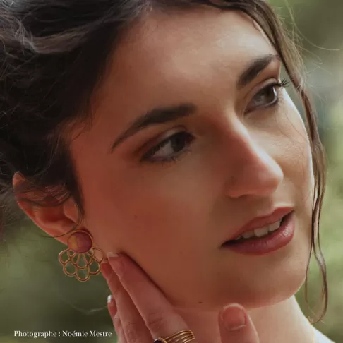 Boucle 2 en 1 en acier inoxydable doré avec pétale de rose portées - Bijou vraie fleur Clermont