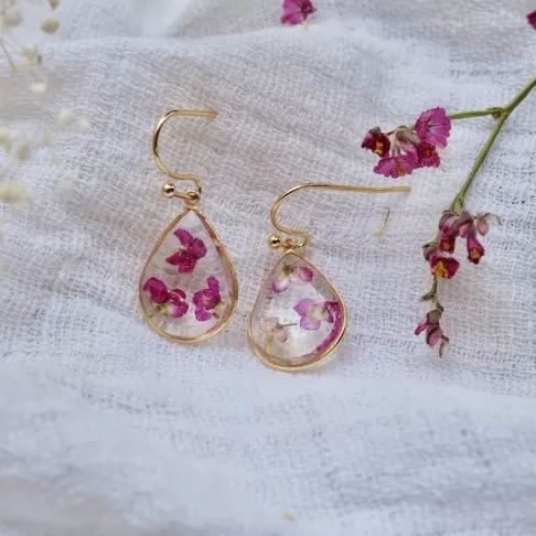 Petites gouttes en laiton doré à l'or fin avec fleurs d'alysse - bijoux vraies fleurs Clermont