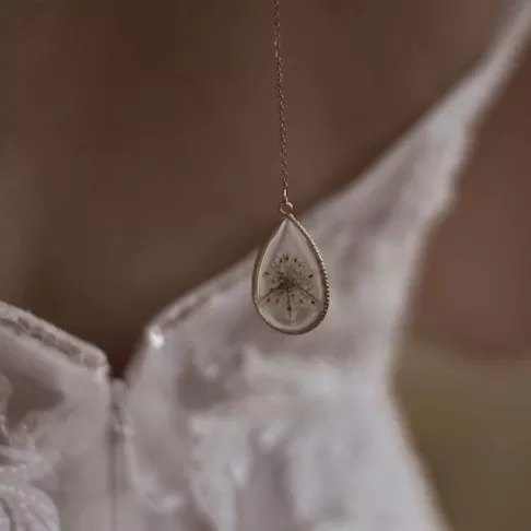 Collier de dos en acier inoxydable doré avec fleur de carotte sauvage - collier fleur mariage