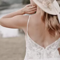 Collier de dos en acier inoxydable doré avec inclusion de fleur de carotte sauvage
