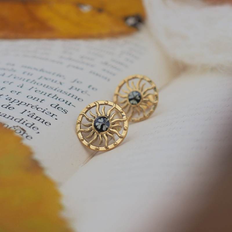 Bijou fleur Clermont - Puces d'oreilles dorées en forme de soleil avec une fleur de carotte sauvage
