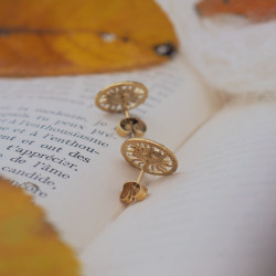 Arrière des puces d'oreilles dorées en forme de petit soleil avec une fleur de carotte sauvage - Bijoux vraies fleurs Clermont