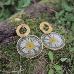 Boucles d'oreille dorées rondes avec des pâquerettes - Bijou fleur Clermont