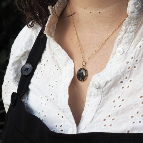 Bijou vraies fleurs - Pendentif doré avec trame blanche de physalis sur fond noir - bijou porté