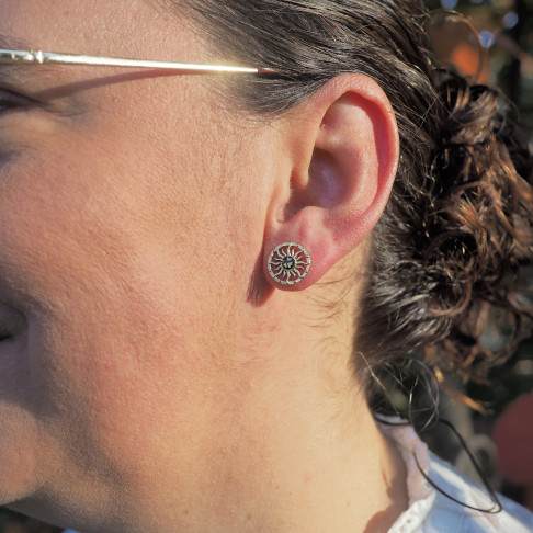 Puces d'oreilles dorées en forme de soleil avec une fleur de carotte sauvage - bijoux vraies fleurs Clermont