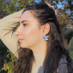 Boucles d’oreille fleur 3D de fleurs d'hortensias bleues - Bijou de grande taille porté 1