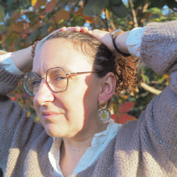 Boucles d'oreille dorées rondes avec des pâquerettes - bijou porté 1 - Bijou fleur