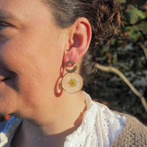 Boucles d'oreille dorées rondes pâquerettes - bijou porté 2 - Bijoux en vraies fleurs à Clermont-Ferrand