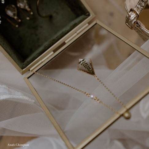 Collier en laiton doré à l'or fin avec inclusion de feuille de fougère verte - Photo d'Anais Champion - collier fleur