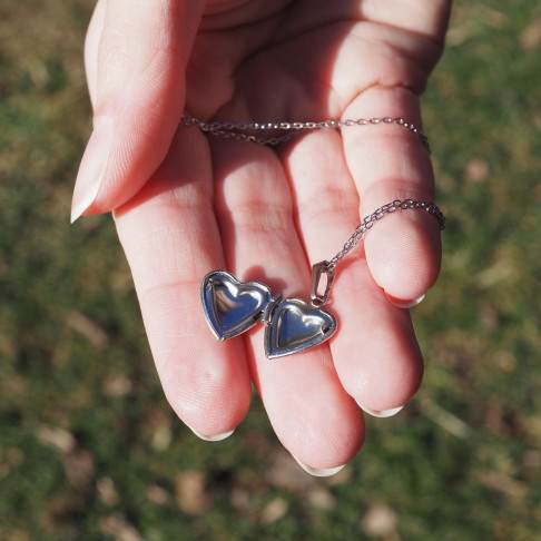 Bijou en fleurs séchées - Mini médaillon argenté couleur émeraude avec une fleur de carotte sauvage - taille et médaillon ouvert