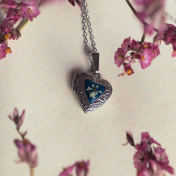 Bijou fleurs séchées Clermont - Mini médaillon argenté couleur émeraude avec une fleur de carotte sauvage - collier vraie fleur