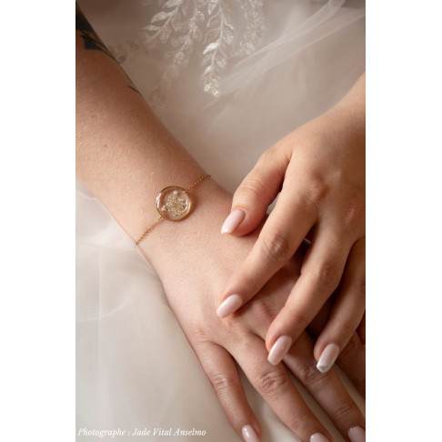 Bracelet doré en fleurs de carotte sauvage - Photographe Jade Vital Anselmo - bijou fleur