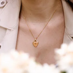 Collier fleurs séchées - Médaillon doré en forme de coeur, en fleurs de carotte sauvage - Bijou fleur Clermont