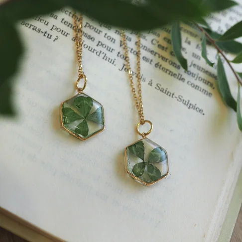 Colliers dorés avec un vrai trèfle à 4 feuilles - Collier fleurs Clermont