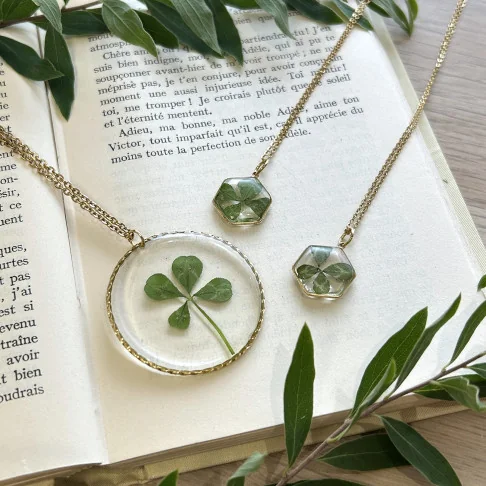 Collier sautoir doré avec un vrai trèfle à 4 feuilles avec deux petits colliers dorés trèfles à quatre feuilles