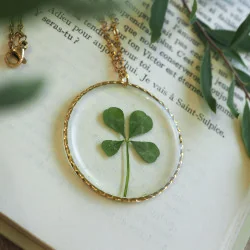 Collier sautoir doré avec un vrai trèfle à 4 feuilles - bijou fleur clermont