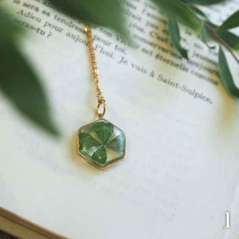 Colliers dorés avec un vrai trèfle à 4 feuilles - bijou en fleur Clermont