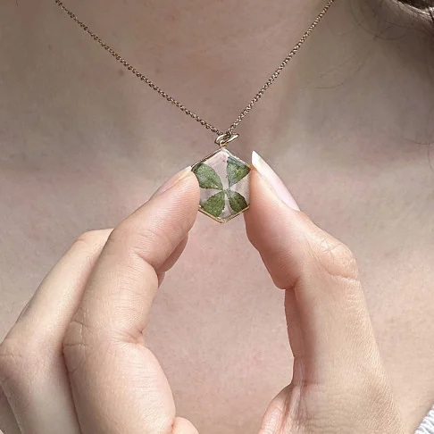Collier doré avec un vrai trèfle à 4 feuilles récolté en Auvergne porté 4