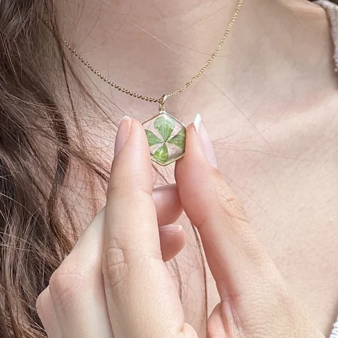 Collier doré avec un vrai trèfle à 4 feuilles récolté en Auvergne porté 2