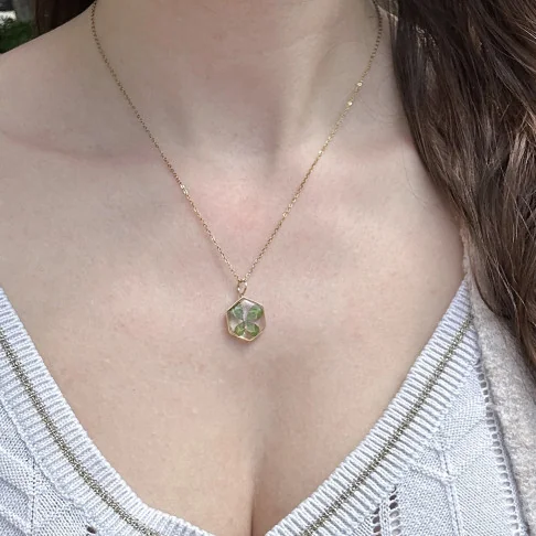 Collier doré avec un vrai trèfle à 4 feuilles récolté en Auvergne porté 3