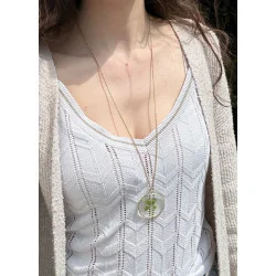 Collier sautoir doré avec un vrai trèfle à 4 feuilles porté -bijou vraie fleur clermont