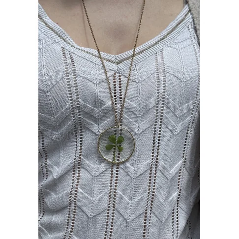 Collier sautoir doré avec un vrai trèfle à 4 feuilles porté 2