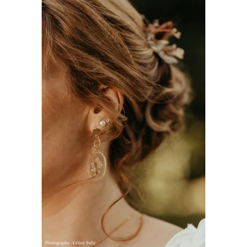 Boucles asymétriques en acier inoxydable doré en fleur de carotte sauvage dans de la résine epoxy biosourcée - Céline Sully 1