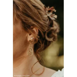 Boucles asymétriques en acier inoxydable doré en fleur de carotte sauvage dans de la résine epoxy biosourcée - Céline Sully 1