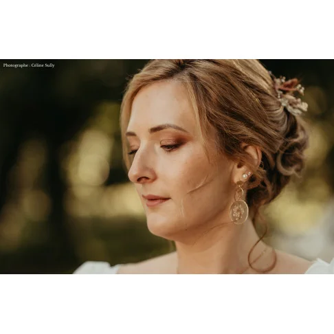 Boucles asymétriques en acier inoxydable doré en fleur de carotte sauvage dans de la résine epoxy biosourcée - Céline Sully 2