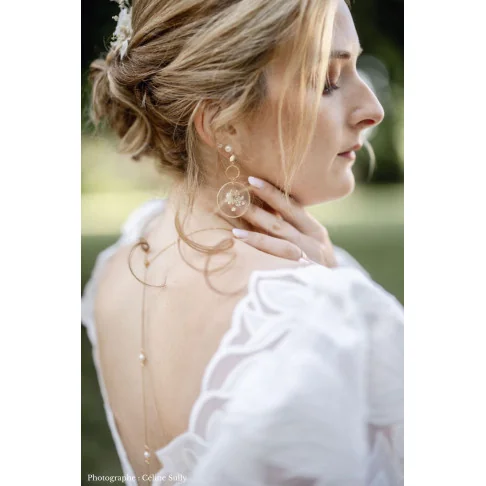 Boucles asymétriques en acier inoxydable doré en fleur de carotte sauvage dans de la résine epoxy biosourcée - Céline Sully