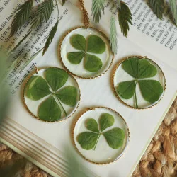 Collier fleur - sautoir doré avec un vrai trèfle à 4 feuilles - Bijou en vraies fleurs séchées Clermont