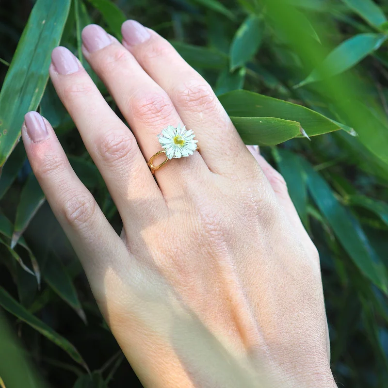 Bijou vraies fleurs clermont - Bague dorée ajustable avec une véritable pâquerette