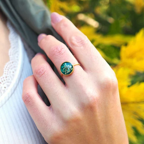 Bague ajustable en acier inoxydable doré en fleurs de carotte sauvage sur un fond émeraude - bijou vraies fleurs Clermont