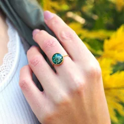 Bague ajustable en acier inoxydable doré en fleurs de carotte sauvage sur un fond émeraude - bijou vraies fleurs Clermont