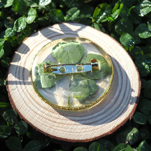 Bijou fleur - broche à vêtement dorée en trèfle à 4 feuilles arrière