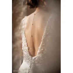 Collier de dos mariage, fleur de carotte