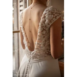 Collier de dos mariage, fleur de carotte