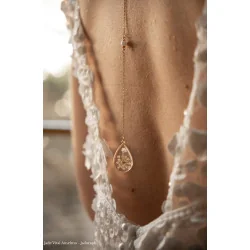 Collier de dos mariage, fleur de carotte