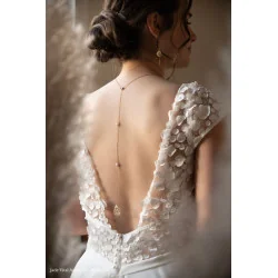 Collier de dos mariage, fleur de carotte