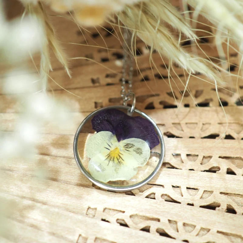 Collier en acier inoxydable rond argenté avec fleur de pensée dans de la résine - Bijoux vraies fleurs Clermont